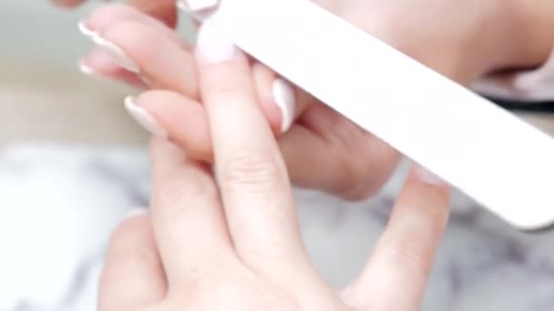 Zbliżenie Wideo Kosmetyczki Polerować Paznokcie Kobiety Klienta Centrum Urody Białe — Wideo stockowe