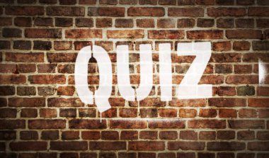 Beton duvara sprey boyayla yazı yazılmış. Graffiti konsepti soru cevap yarışması sanatı. Elinde metin şablonu olan bir boya. Soyut çizim çizimi.