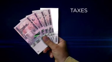Uganda kağıt para tutuyor. UGX banknotlarının hayranı. Gelir kaybı, yaşam, vergi, kredi ve para kaybı metaforu.