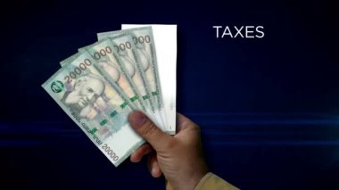 Ermenistan Dram kâğıdı. AMD banknotlarının hayranı. Gelir kaybı, yaşam, vergi, kredi ve para kaybı metaforu.