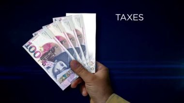 Georgia Lari 'nin kâğıdını tutuyorum. GEL banknotlarının hayranı. Gelir kaybı, yaşam, vergi, kredi ve para kaybı metaforu.