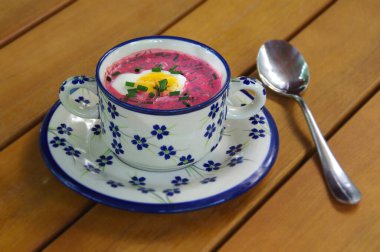 Yumurtalı soğuk pancar çorbası. Geleneksel Litvanya soğuk çorbası. Yaz taze yemekleri Letonya, Polonya, Rus, Beyaz Rusya ve Ukraynalı. Bahçeli, pancarlı, soğanlı, salatalıklı, ekşi kremalı ve yoğurtlu..