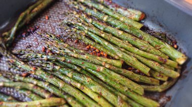 Tavada kızartılmış kuşkonmaz. Taze bölgesel organik yemek..