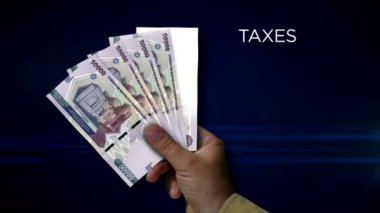 Özbekistan Sum kağıt notu tutuyor. UZS banknotlarının hayranı. Gelir kaybı, yaşam, vergi, kredi ve para kaybı metaforu.