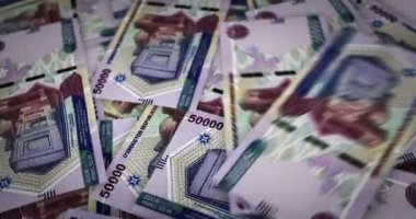 Özbekistan Sum büyüyen para yığını. UZS banknotları dönüyor. Kusursuz ve döngülü finans kavramı, ekonomi krizi, enflasyon ve iş dünyası.