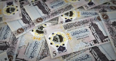 Libya Dinar 'ın para basma tablosu 3D çizim. LYD banknotları finans, ekonomi krizi, enflasyon ve işletme arka plan kavramı.