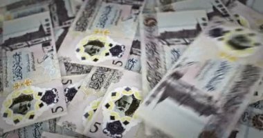 Libya Dinarı büyüyen para yığını. LYD banknotları dönüyor. Kusursuz ve döngülü finans kavramı, ekonomi krizi, enflasyon ve iş dünyası.