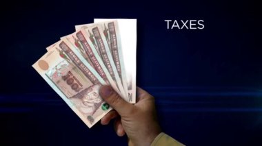 Guatemala quetzal parası tutuyor. Eldeki banknotların hayranıyım. GTQ kağıt parası. Gelir, başarı, iş, vergi, ekonomi ve finans kavramı.