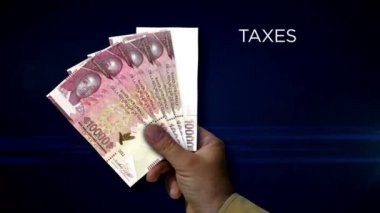 Gine Frangı 'nın parası duruyor. Eldeki banknotların hayranıyım. Gine GNF kağıt parası. Gelir, başarı, iş, vergi, ekonomi ve finans kavramı.