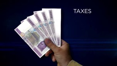 Orta Afrika CFA Frangı para Kamerun Çad Kongo para holding. Eldeki banknotların hayranıyım. XAF kağıt para. Gelir, başarı, iş, vergi, ekonomi ve finans kavramı.