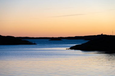 Gecenin geç saatlerinde deniz kenarındaki uçurumları gezdim..