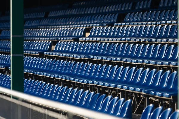 Sete Fileiras Assentos Azuis Por Campo Futebol — Fotografia de Stock