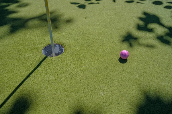 Balle Golf Rose Par Trou Sur Mini Golf — Photo