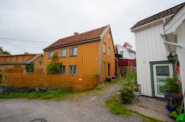 Lysekil, İsveç - 05 Ağustos 2010: Küçük bahçeli sarı ahşap yazlık.