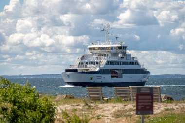 Landskrona, İsveç - 10 Temmuz 2022: Ven adasına araba ve yolcu taşıyan Uraniborg feribotu.