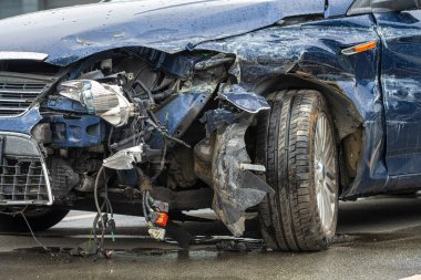 Lindesnes, Norveç - 07 Ağustos 2022: Sol ön tekerlekte geniş çaplı hasar bulunan koyu mavi bir Ford aracın ayrıntıları.