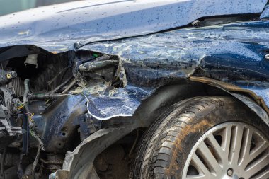 Lindesnes, Norveç - 07 Ağustos 2022: Sol ön tekerlekte geniş çaplı hasar bulunan koyu mavi bir Ford aracın ayrıntıları.