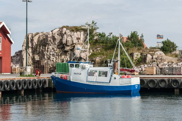Lindesnes Noorwegen Juli 2011 Kleine Blauwe Vissersboot Aangemeerd Bij Een — Stockfoto