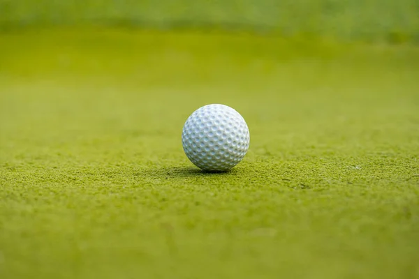 Yeşil Çimlerin Üzerinde Beyaz Golf Topu — Stok fotoğraf