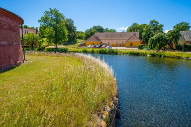 Landskrona, İsveç - 10 Temmuz 2022: Landskrona Kalesi hendek ve binaları.