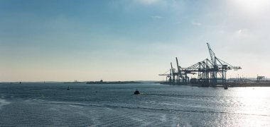 Göteborg, İsveç - 24 Haziran 2021: Skandiahamnen 'de konteyner vinçleri.