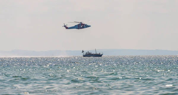 Helsingborg, İsveç - 17 Temmuz 2021: Arama kurtarma helikopteri AgustaWestland AW139 SE-JRL denizdeki tahliye eğitimini gerçekleştiriyor.