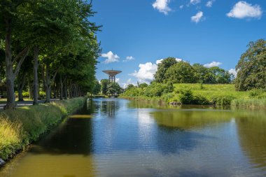 Landskrona, İsveç - 10 Temmuz 2022: Uzak bir su kulesi ile Landskrona şatosu etrafında hendek.