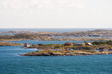 Kungalv, İsveç - 15 Temmuz 2022: Marstrand yakınlarındaki Rholmen binaları.