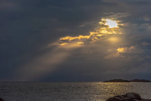 Sol Brilhando Através Uma Abertura Uma Camada Nuvem Densa Otehrwise — Fotografia de Stock