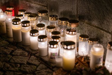 Tüm azizler gününde anıt mezar ışıkları.