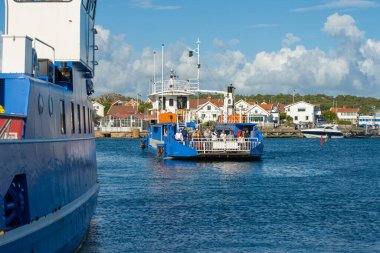 Molndal, İsveç - 10 Eylül 2022: Kamu şarjında çalışan yeşil elektrikli bir arabanın önü.