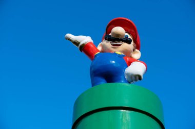 Kungsbacka, İsveç - 11 Eylül 2022: Yeşil bir borunun üzerindeki Mario heykeli.