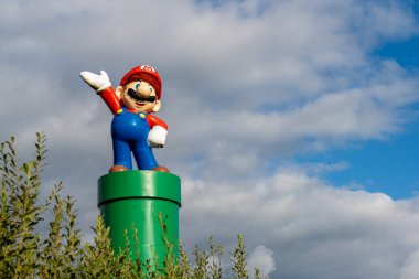 Kungsbacka, İsveç - 11 Eylül 2022: Yeşil bir borunun üzerindeki Mario heykeli.