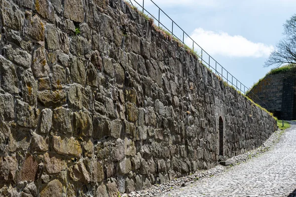 Варберг Швеция Июля 2022 Каменная Стена Металлическими Перилами Сверху — стоковое фото