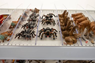 Molndal, İsveç - 13 Temmuz 2022: Schleich akrepleri örümcekler satılık tembel hayvanlar.