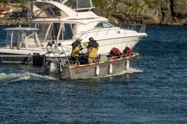Kungalv, İsveç - 15 Temmuz 2022: Denizdeki bir tekneye yardım ettikleri için yangın ekibi alarma geçti.