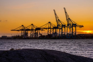 Göteborg, İsveç - 13 Temmuz 2022: Gün batımında Skandiahamnen 'de konteyner vinçleri.