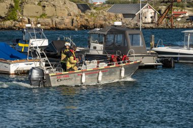 Kungalv, İsveç - 15 Temmuz 2022: Denizdeki bir tekneye yardım ettikleri için yangın ekibi alarma geçti.