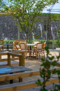 Varberg, İsveç - 4 Temmuz 2022: Açık hava restoranında boş masa ve sandalyeler.