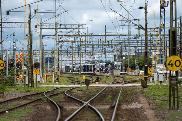 Varberg, İsveç - 4 Temmuz 2022: Uzakta bir tren yolu ve istasyon platformu.