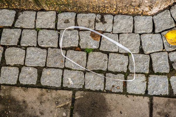 Plastová Smyčka Vlevo Ulici Představuje Nebezpečí Pro Chodce — Stock fotografie