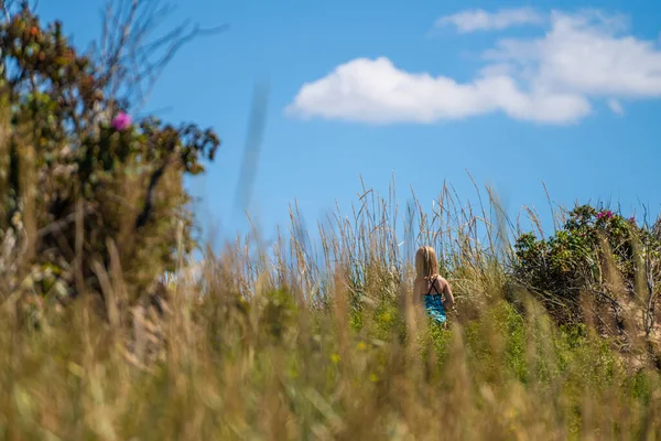 Mädchen Spaziert Sommer Durch Hohes Gras Sandstrand — Stockfoto
