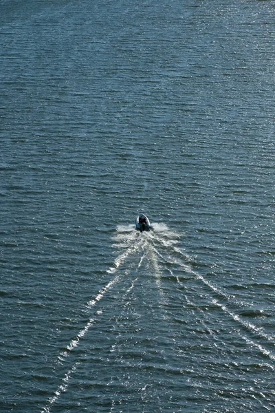 フィヨルドを巡航する小さなリブボート — ストック写真