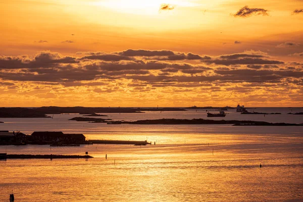Pôr Sol Dourado Sobre Arquipélago Com Navios Carga Esperando Por — Fotografia de Stock