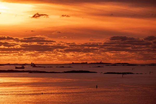 Pôr Sol Dourado Sobre Arquipélago Com Navios Carga Esperando Por — Fotografia de Stock