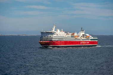 Sandefjord, Norveç - 10 Ağustos 2022: Araba ve yolcu feribotu MS Oslofjord Sandefjord 'a yaklaşıyor.