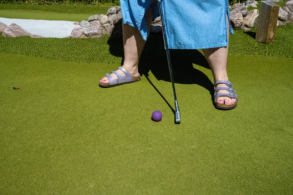 Indal Sveç Temmuz 2022 Mor Bir Topla Mini Golf Oynayan — Stok fotoğraf