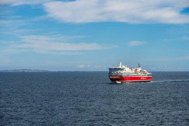 Sandefjord, Norveç - 10 Ağustos 2022: Araba ve yolcu feribotu MS Oslofjord Sandefjord 'a yaklaşıyor.