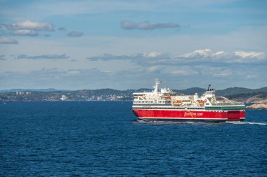 Sandefjord, Norveç - 10 Ağustos 2022: Araba ve yolcu feribotu MS Oslofjord Sandefjord 'a yaklaşıyor.