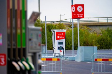 Göteborg, İsveç - 24 Eylül 2022: 350 kW kapasiteli yepyeni yüksek kapasiteli elektrikli araç şarjı.